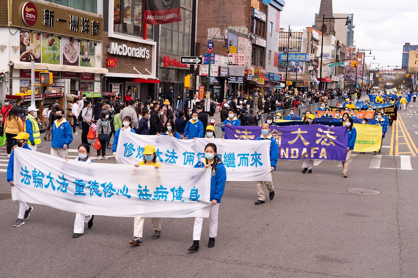 （010）2021年4月18日，上千名大紐約地區中西族裔法輪功學員在華人社區法拉盛舉行遊行和集會，紀念1999年萬名法輪功學員在北京和平上訪22周年。（戴兵／大紀元）